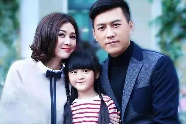 靳东老婆近照曝光,自信大方好美丽!网友:46岁白发有点多 靳东老婆近照曝光,自信大方好美丽!网友:46岁白发有点多