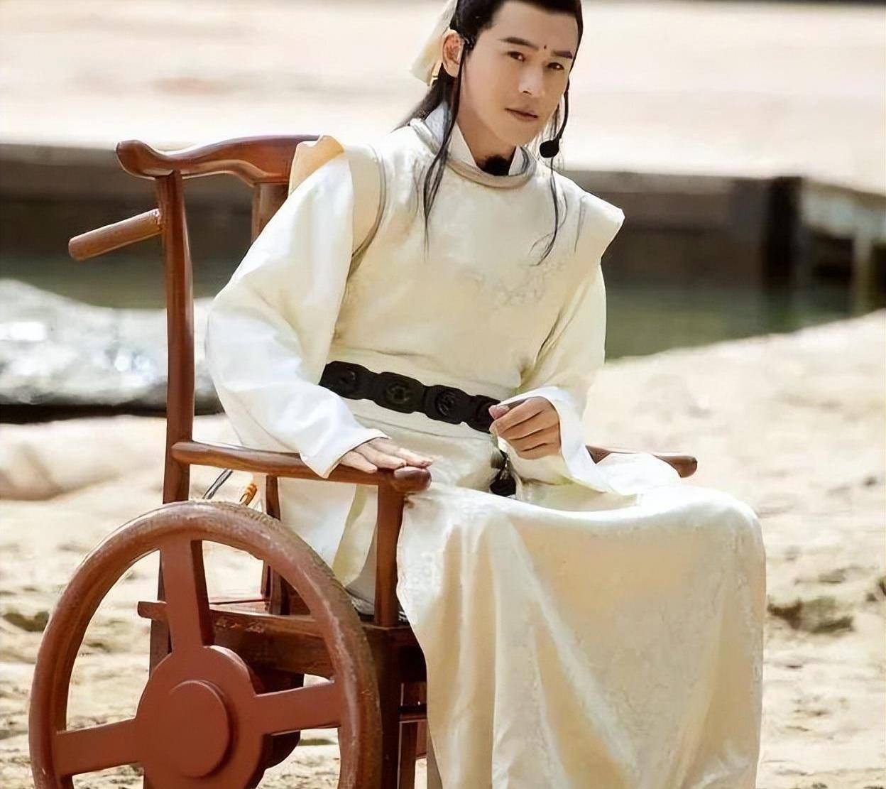 20年后，再看着几位男星，有人胖若两人，而有人依旧颜值在线