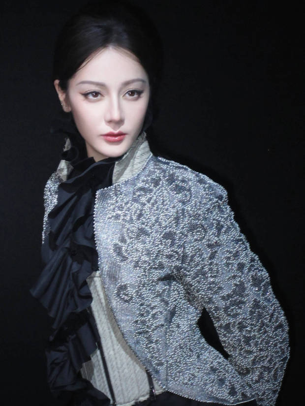 迪丽热巴复古名媛造型尽显女王气质 迪丽热巴复古名媛造型尽显女王气质