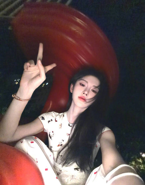 鞠婧祎晒日常随拍清纯温婉 回眸浅笑少女感满满 鞠婧祎晒日常随拍清纯温婉 回眸浅笑少女感满满