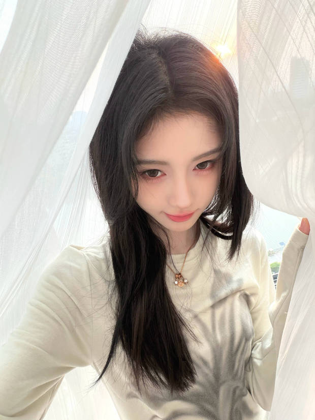 鞠婧祎晒日常随拍清纯温婉 回眸浅笑少女感满满 鞠婧祎晒日常随拍清纯温婉 回眸浅笑少女感满满
