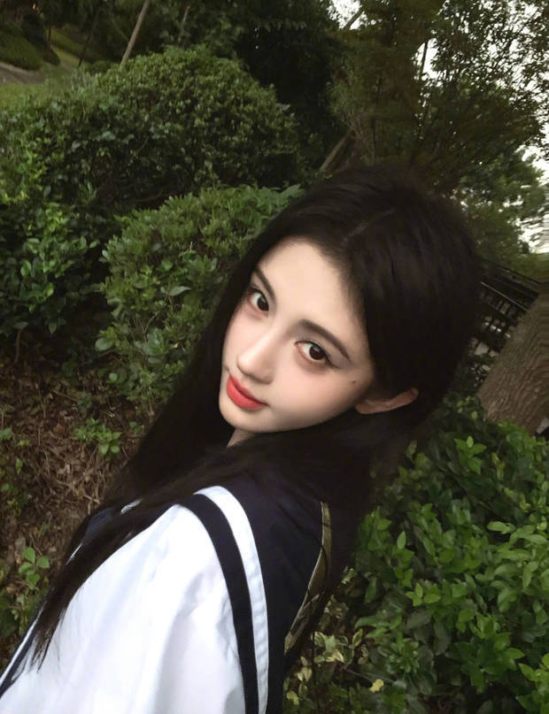 鞠婧祎晒日常随拍清纯温婉 回眸浅笑少女感满满 鞠婧祎晒日常随拍清纯温婉 回眸浅笑少女感满满
