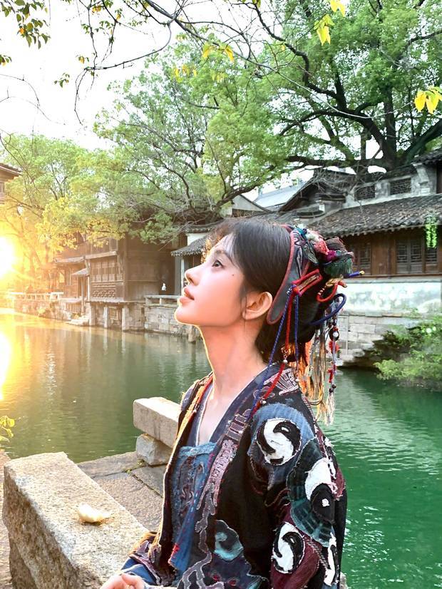鞠婧祎晒日常随拍清纯温婉 回眸浅笑少女感满满 鞠婧祎晒日常随拍清纯温婉 回眸浅笑少女感满满
