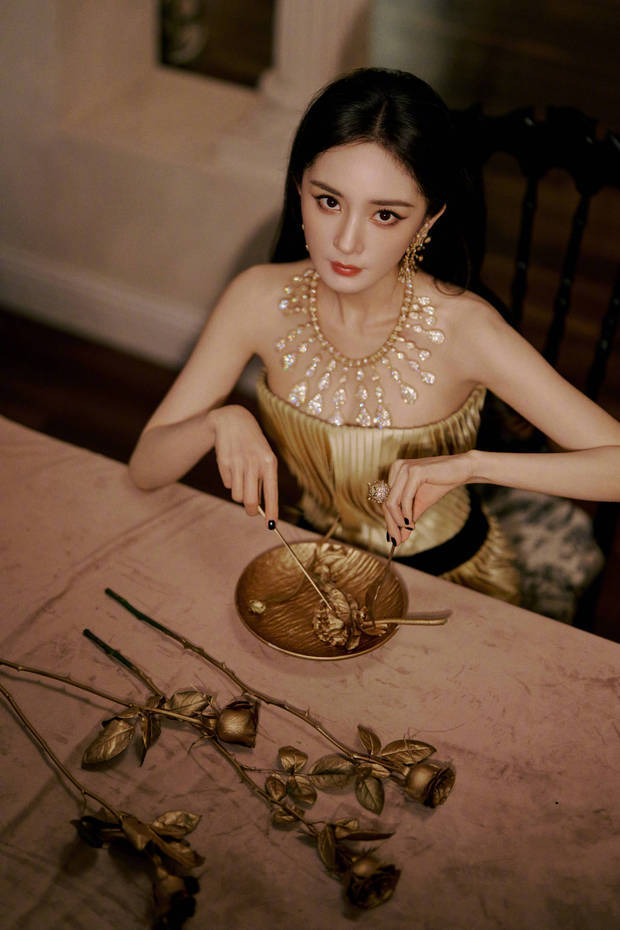 杨幂穿鎏金抹胸裙耀眼夺目 如金色曼陀罗魅力四射 杨幂穿鎏金抹胸裙耀眼夺目 如金色曼陀罗魅力四射
