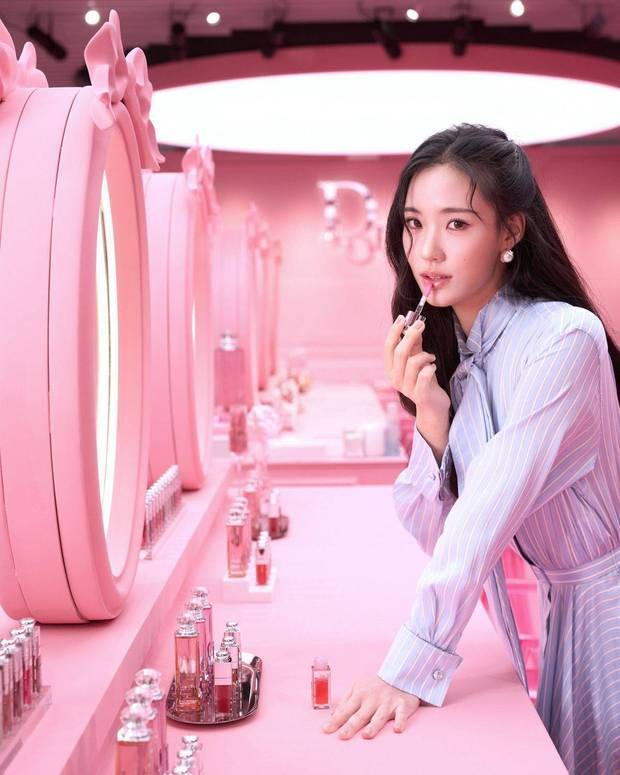 小S二女儿Lily身姿窈窕 笑容甜美气质优雅
