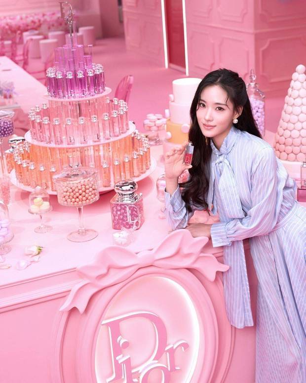 小S二女儿Lily身姿窈窕 笑容甜美气质优雅