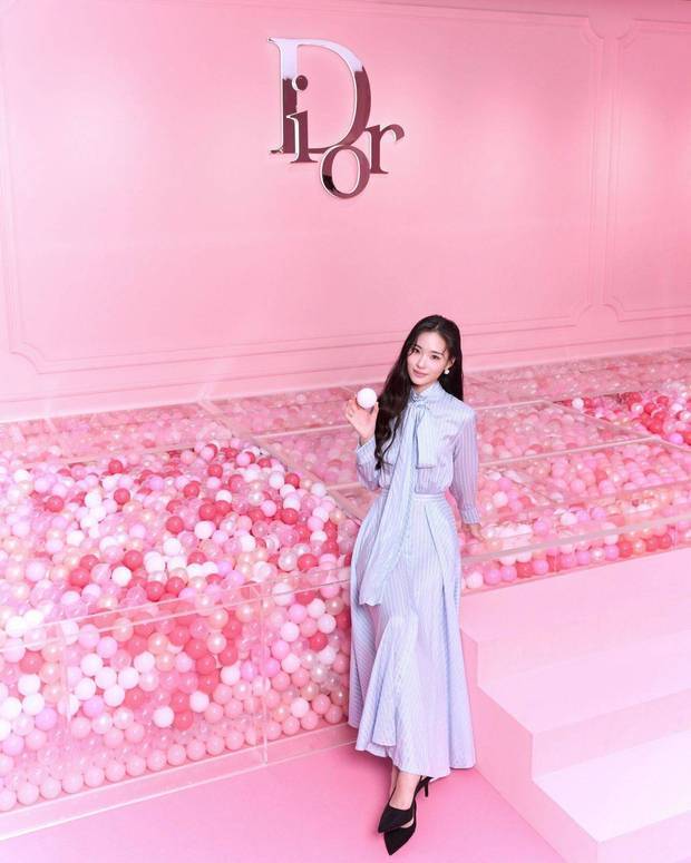 小S二女儿Lily身姿窈窕 笑容甜美气质优雅