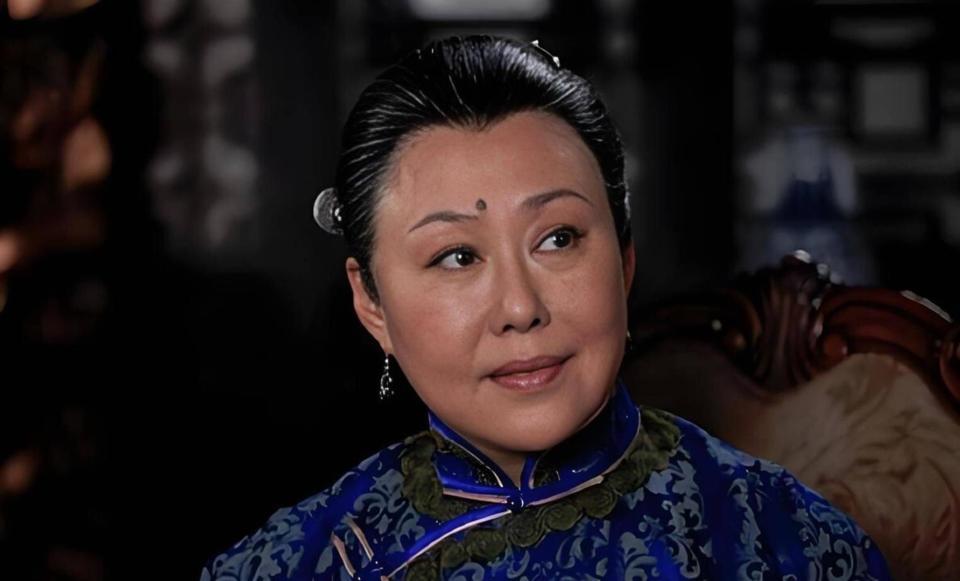 76岁斯琴高娃近况：瑞士老公已去世，垂垂老矣的她却越开越艳