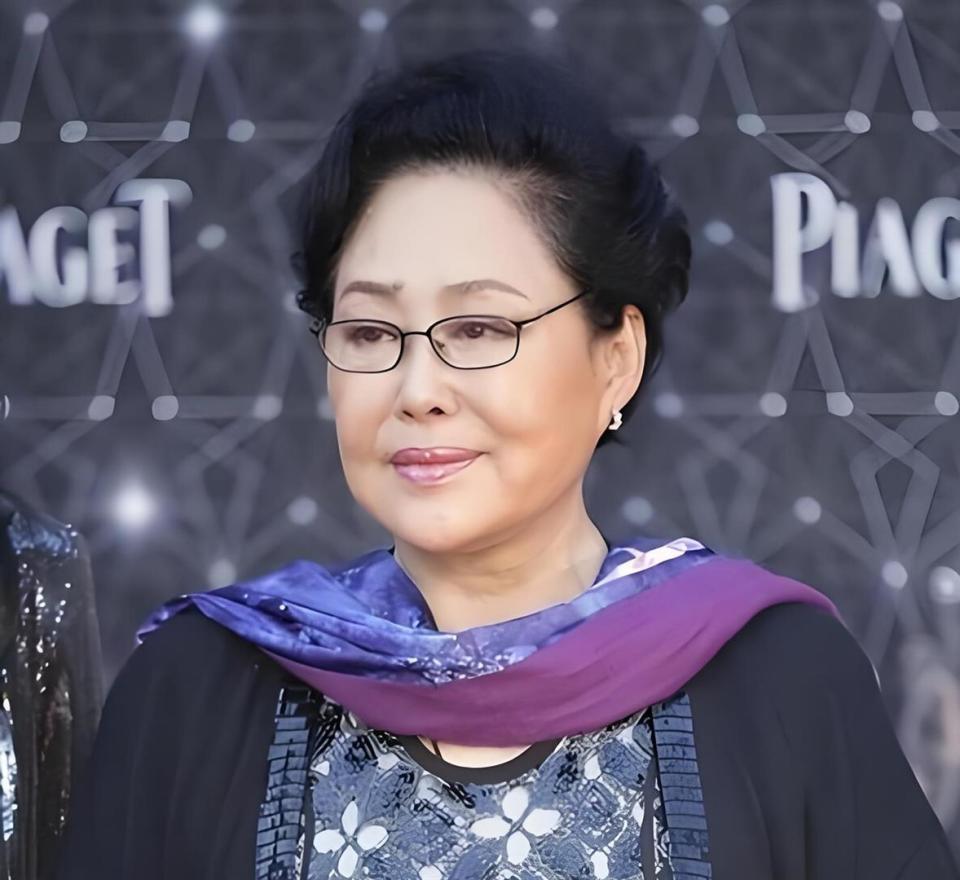 76岁斯琴高娃近况：瑞士老公已去世，垂垂老矣的她却越开越艳