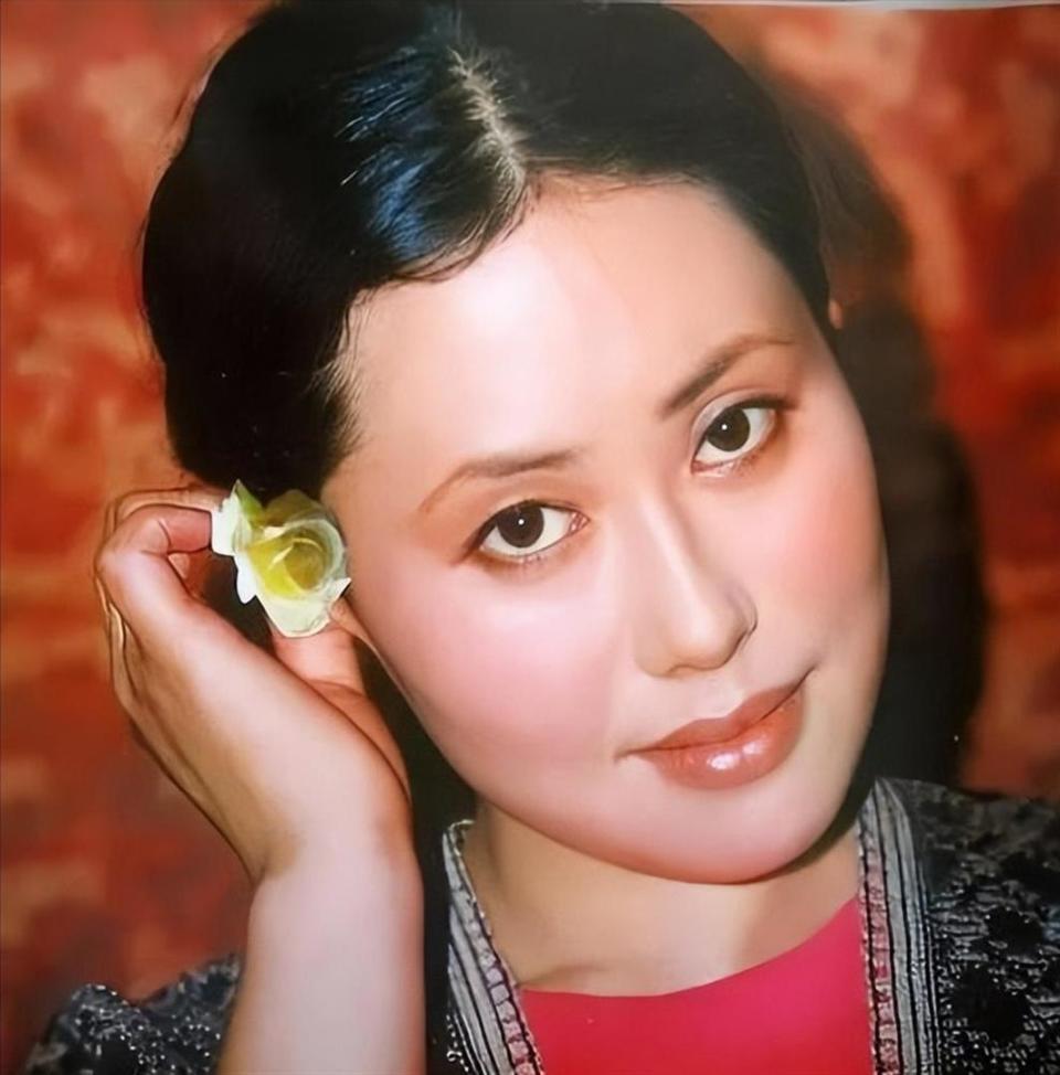 76岁斯琴高娃近况：瑞士老公已去世，垂垂老矣的她却越开越艳