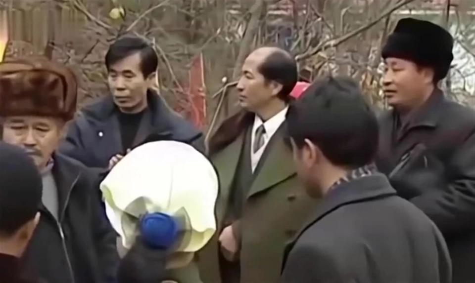 77岁何庆魁隔空喊话赵本山，却被扒了个底朝天，网友：吃相难看