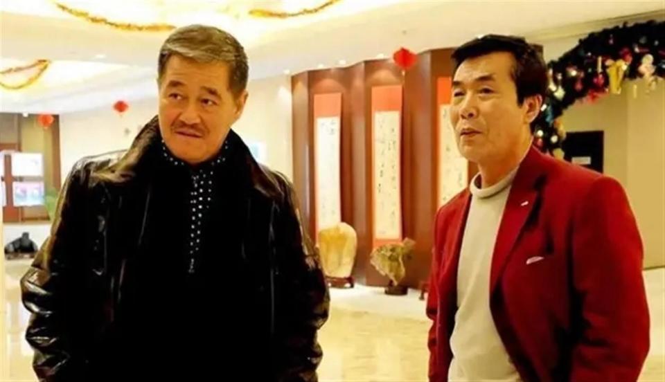 77岁何庆魁隔空喊话赵本山，却被扒了个底朝天，网友：吃相难看