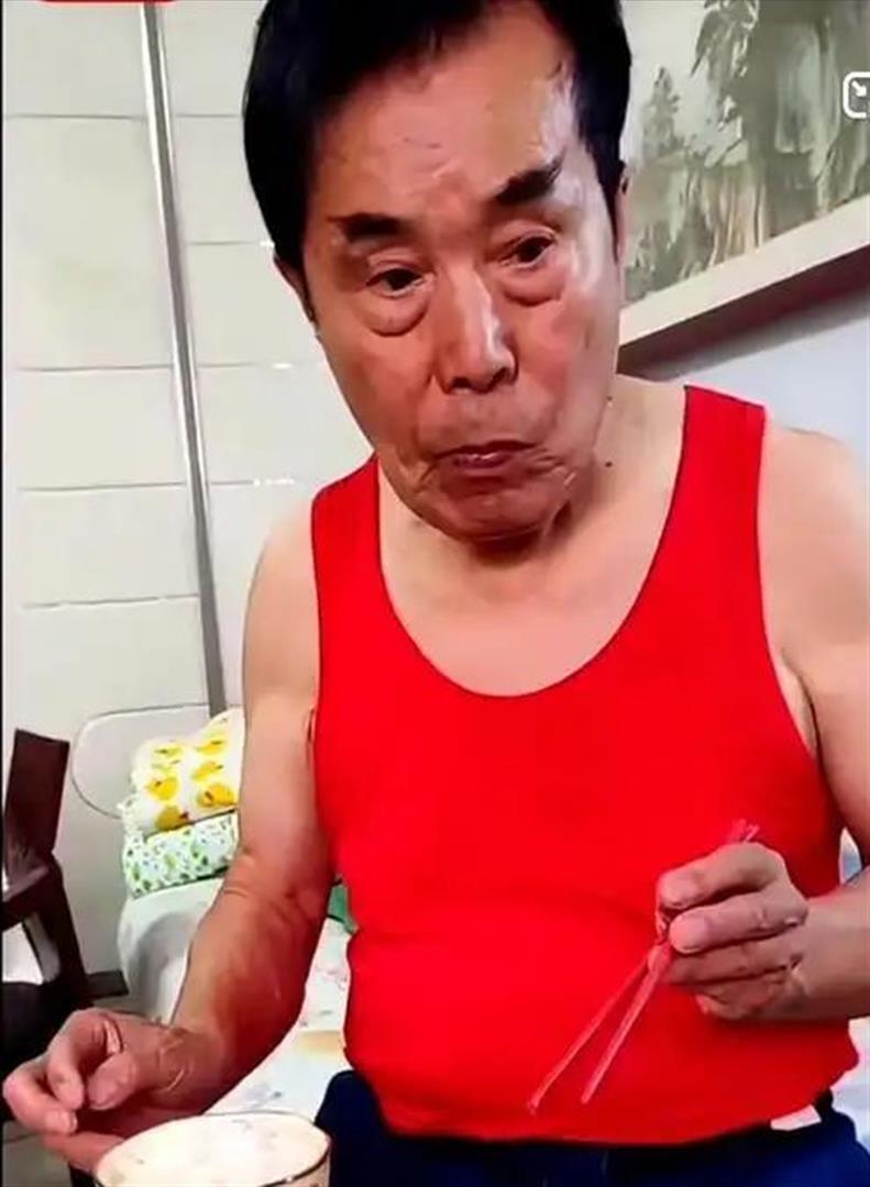 77岁何庆魁隔空喊话赵本山，却被扒了个底朝天，网友：吃相难看