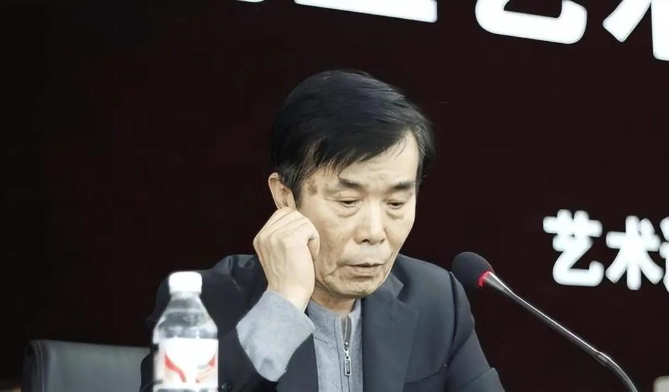 77岁何庆魁隔空喊话赵本山，却被扒了个底朝天，网友：吃相难看