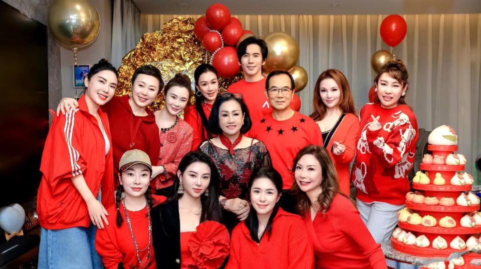 钟丽缇大女儿回北京，零下10度只穿皮夹克，张伦硕把羽绒服脱给她