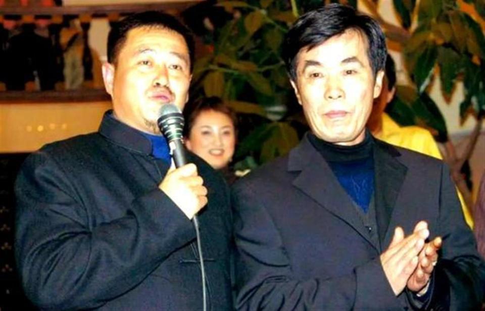 77岁何庆魁隔空喊话赵本山，却被扒了个底朝天，网友：吃相难看