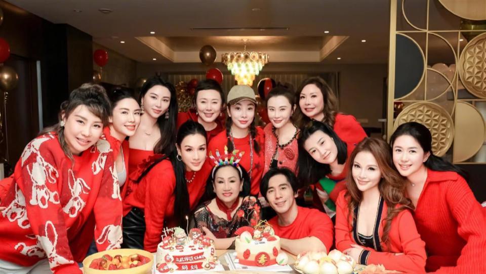 钟丽缇大女儿回北京，零下10度只穿皮夹克，张伦硕把羽绒服脱给她