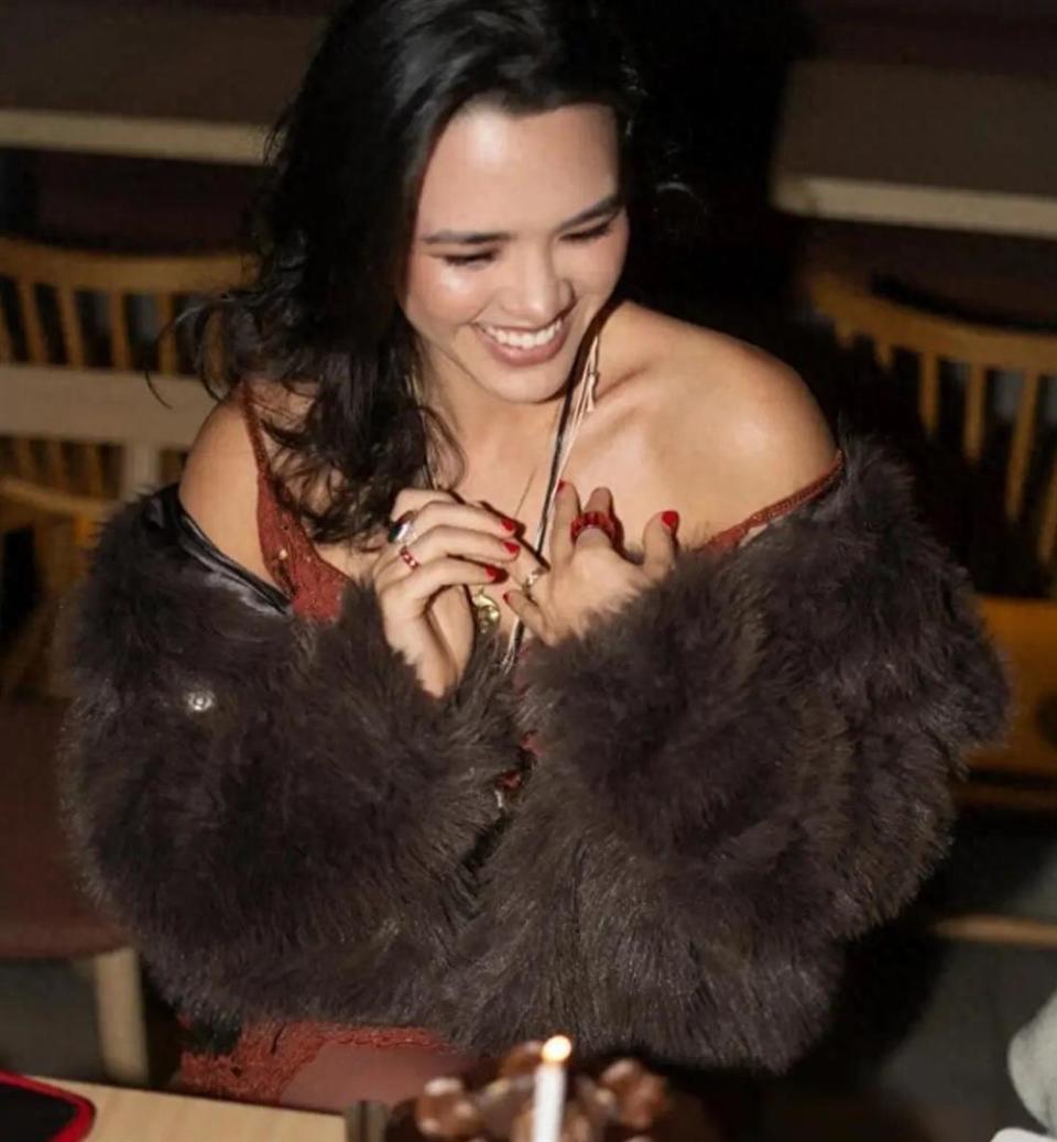 钟丽缇大女儿回北京，零下10度只穿皮夹克，张伦硕把羽绒服脱给她