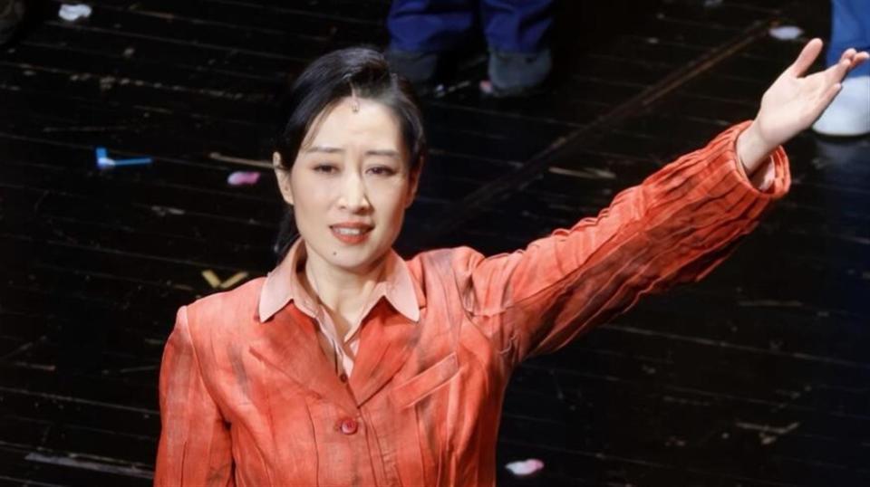 人民日报点名刘敏涛，释放两大信号，原来靳东一个字都没说错
