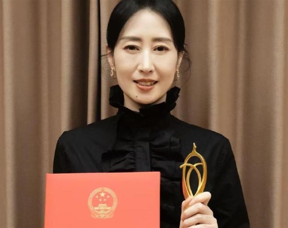 人民日报点名刘敏涛，释放两大信号，原来靳东一个字都没说错