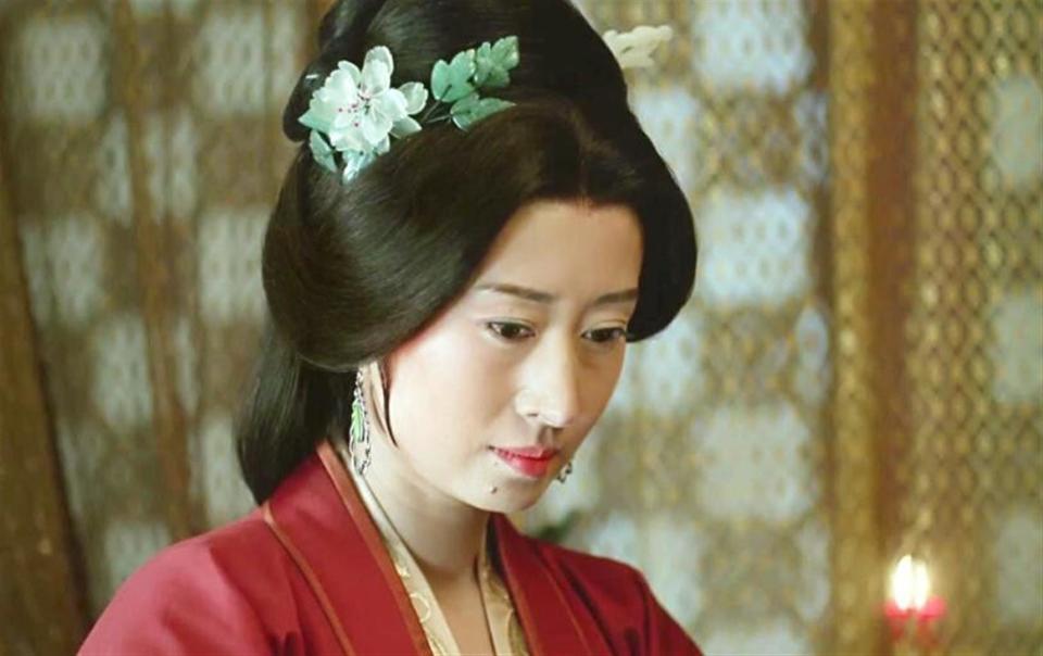 人民日报点名刘敏涛，释放两大信号，原来靳东一个字都没说错