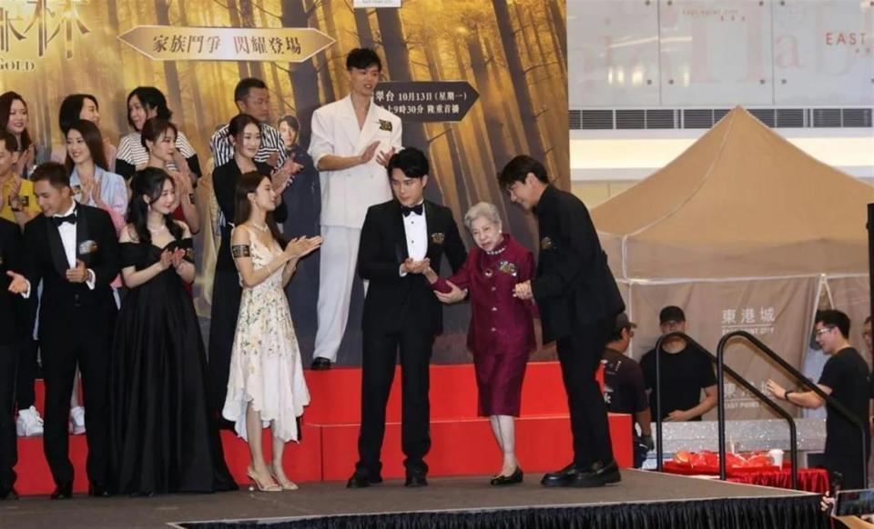 91岁TVB老戏骨近况曝光!与69岁男星喝茶精神佳,去年约满低调离巢 91岁TVB老戏骨近况曝光!与69岁男星喝茶精神佳,去年约满低调离巢