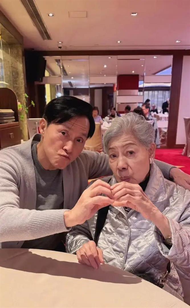 91岁TVB老戏骨近况曝光!与69岁男星喝茶精神佳,去年约满低调离巢 91岁TVB老戏骨近况曝光!与69岁男星喝茶精神佳,去年约满低调离巢