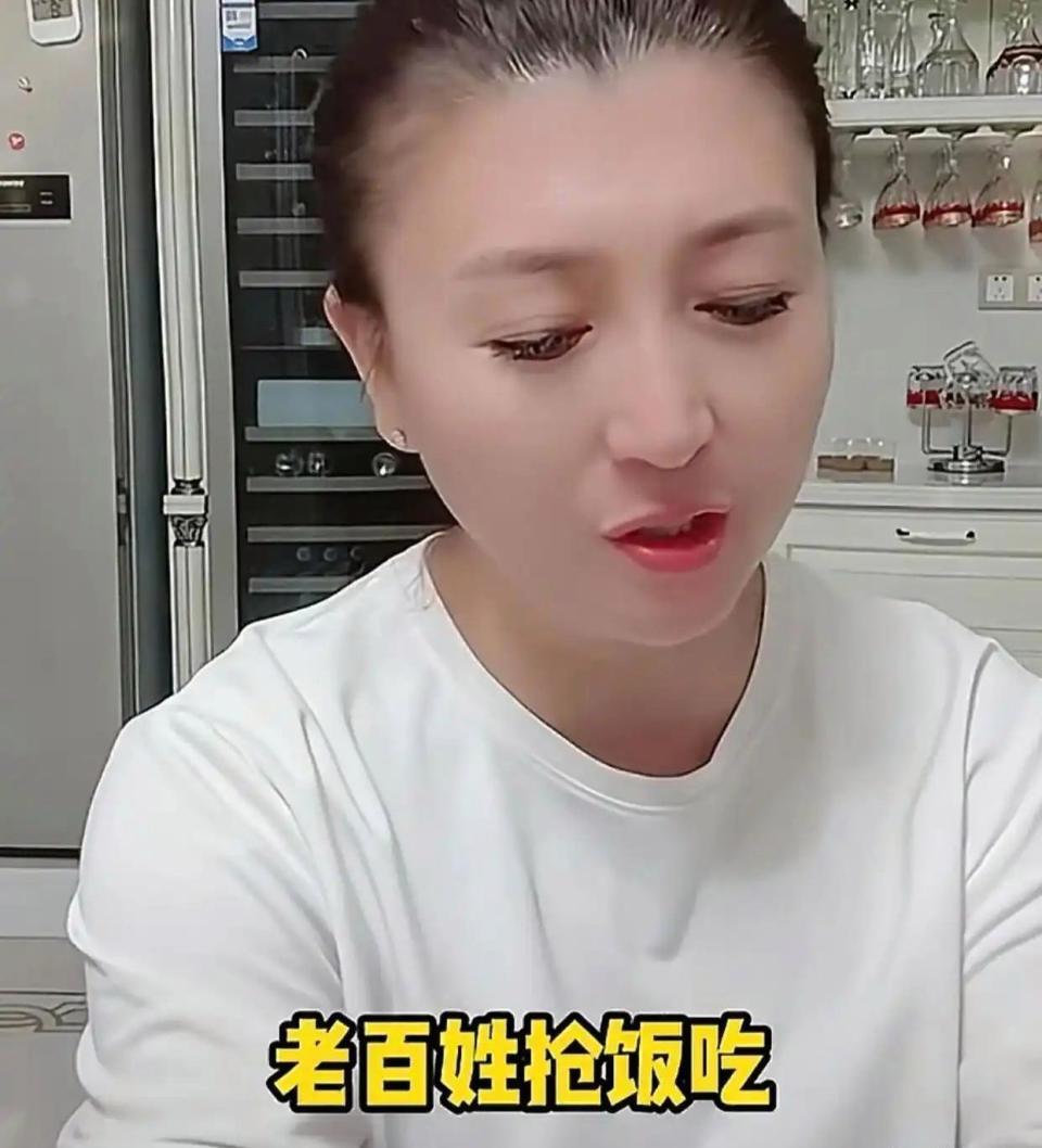 卷土重来？网传闫学晶又开直播了，看似表情很轻松，却挡不住的慌乱
