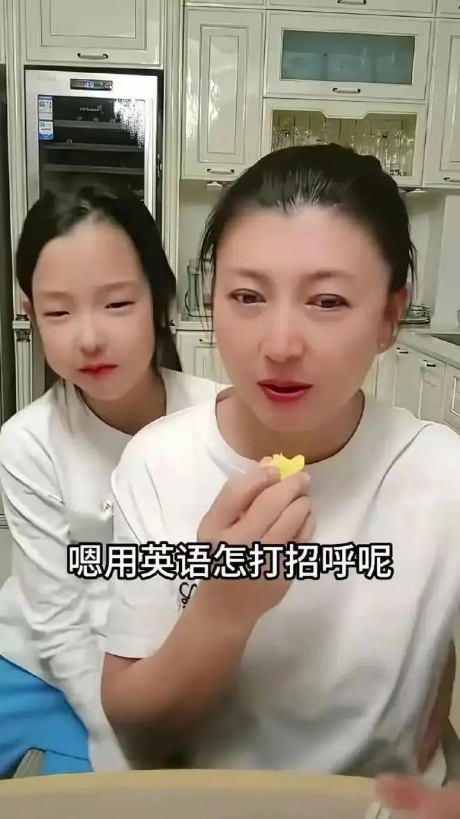卷土重来？网传闫学晶又开直播了，看似表情很轻松，却挡不住的慌乱
