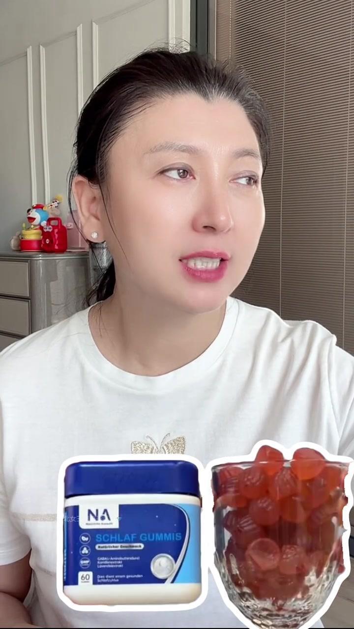 卷土重来？网传闫学晶又开直播了，看似表情很轻松，却挡不住的慌乱