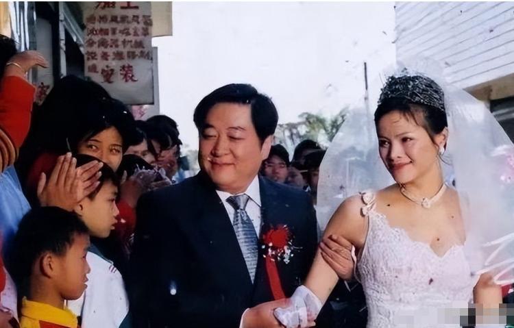 他三婚三离,发妻再嫁李幼斌,65岁独自抚养3个娃,生活悠哉幸福 他三婚三离,发妻再嫁李幼斌,65岁独自抚养3个娃,生活悠哉幸福