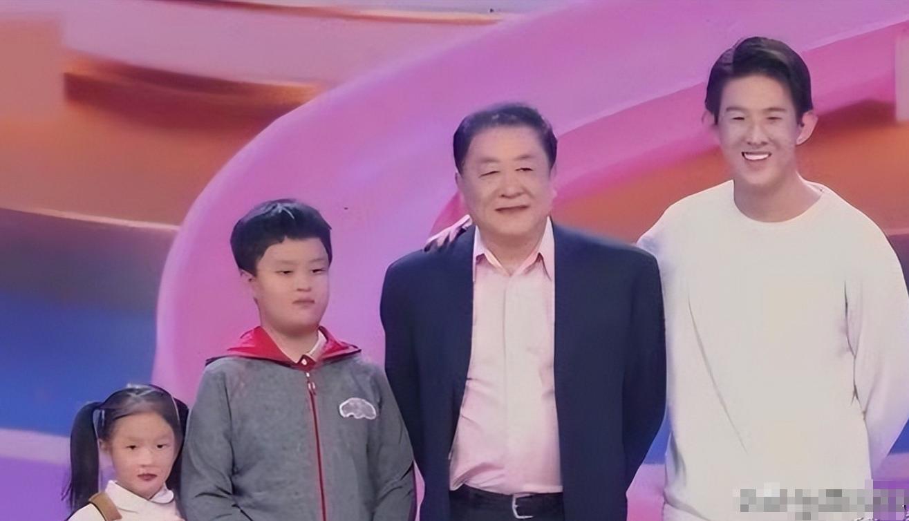 他三婚三离,发妻再嫁李幼斌,65岁独自抚养3个娃,生活悠哉幸福 他三婚三离,发妻再嫁李幼斌,65岁独自抚养3个娃,生活悠哉幸福