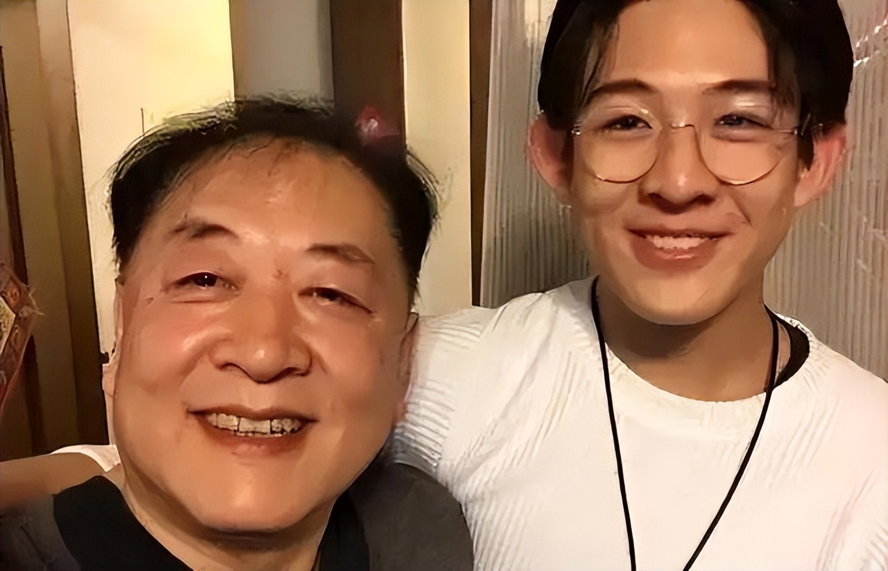 他三婚三离,发妻再嫁李幼斌,65岁独自抚养3个娃,生活悠哉幸福 他三婚三离,发妻再嫁李幼斌,65岁独自抚养3个娃,生活悠哉幸福