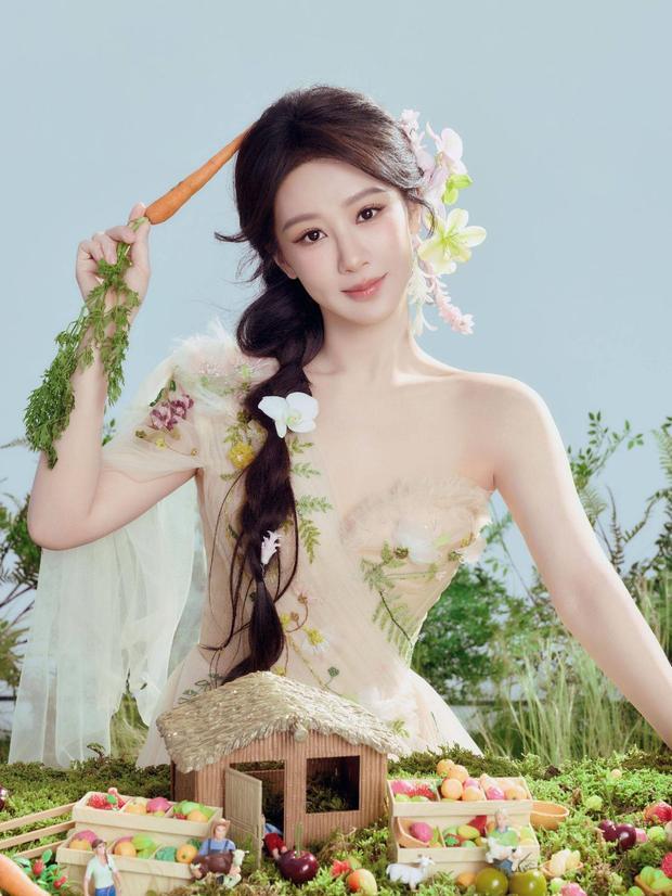 杨紫写真灵动清新 穿斜肩轻纱裙优雅甜美