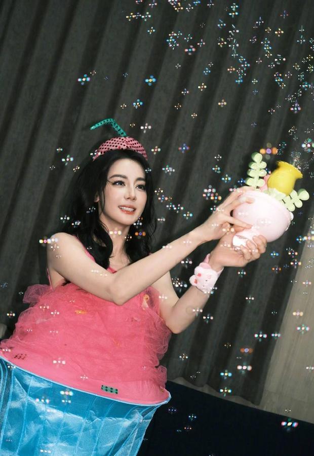 迪丽热巴晒儿童节美照 秒变“限定款小蛋糕”活力满满