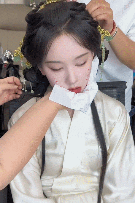 陈都灵化妆睡觉引热议 化妆师：是我应允，未造成困扰。